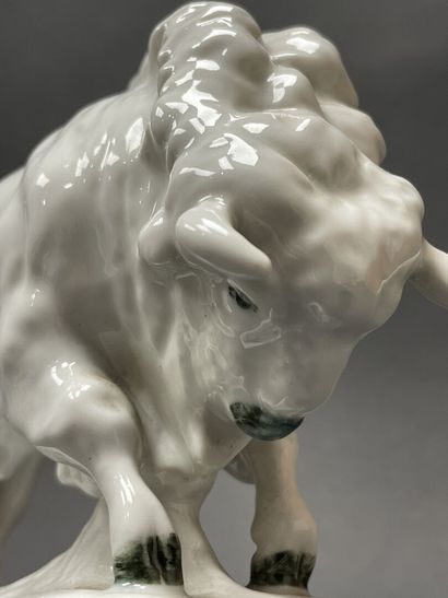 Manufacture ZSOLNAY. 
Bison en porcelaine....