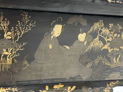 Worker in lacquered wood with Far Eastern...