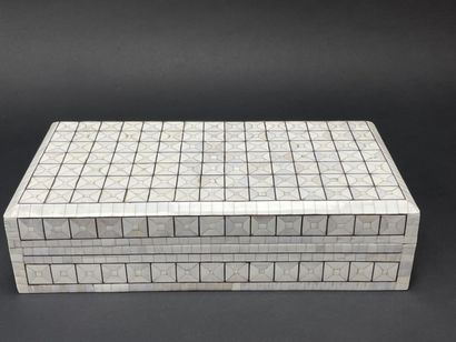 Coffret en marqueterie de nacre. 
10 x 38...