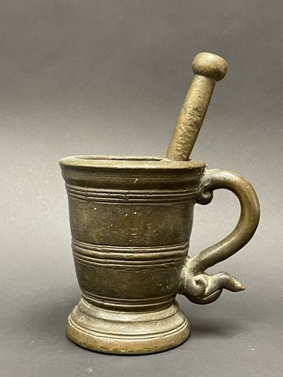 Flared apothecary mortar with concentric...