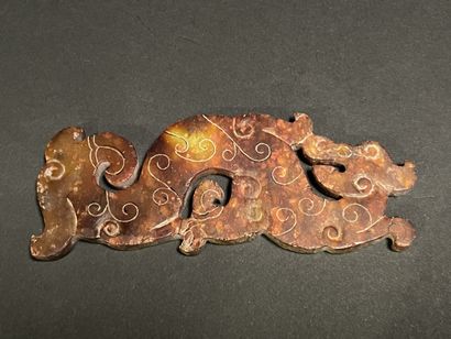 Dragon avec motifs de volutes incisés.
Néphrite...