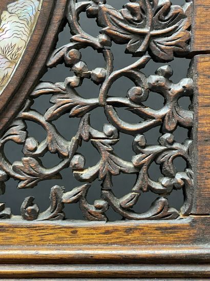 Ecran en bois sculpté, ajouré avec incrustations...
