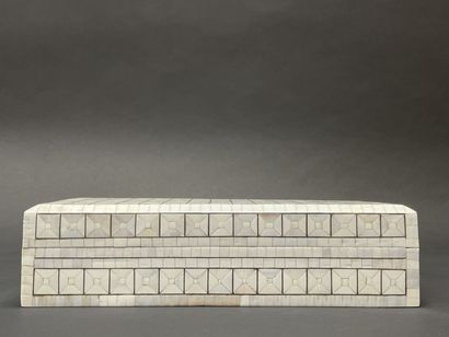 Coffret en marqueterie de nacre. 
10 x 38...