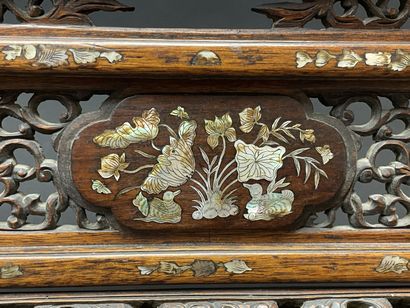 Ecran en bois sculpté, ajouré avec incrustations...