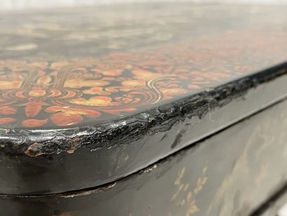 Worker in lacquered wood with Far Eastern...