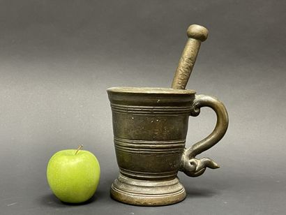 Flared apothecary mortar with concentric...