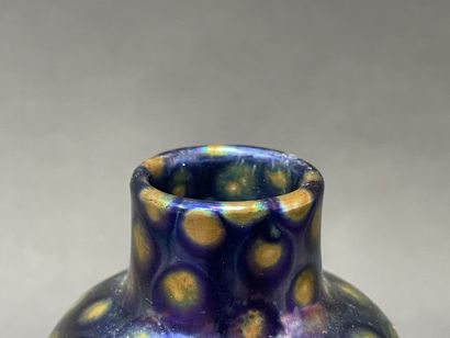 Manufacture ZSOLNAY. 
Petit vase en céramique,...