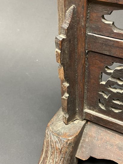 Ecran en bois sculpté, ajouré avec incrustations...