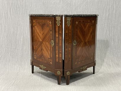 Pair of inlaid corners.
Louis XVI period...