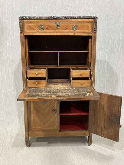 Straight desk with fluted sides, opening...