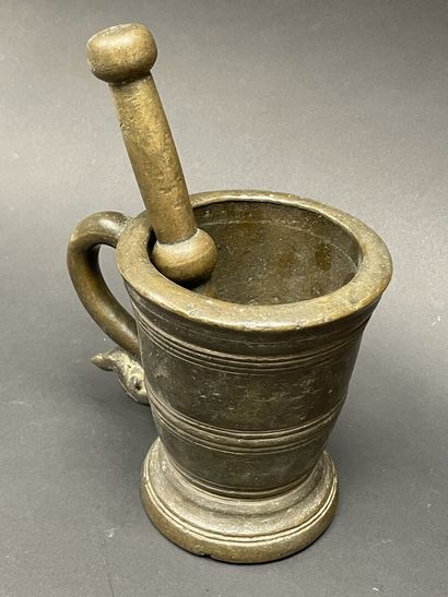 Flared apothecary mortar with concentric...