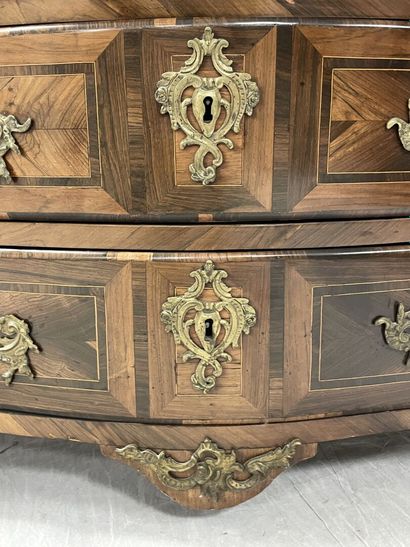 Chest of drawers with curved front, in rosewood...