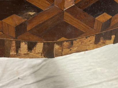 Cylinder inlaid desk with cubes.
Louis XV...