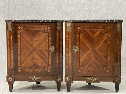 Pair of inlaid corners.
Louis XVI period...