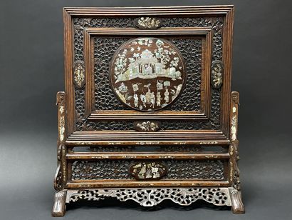 Ecran en bois sculpté, ajouré avec incrustations...