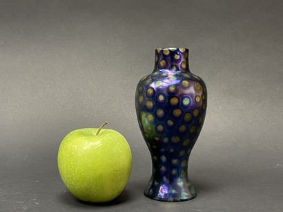 Manufacture ZSOLNAY. 
Petit vase en céramique,...