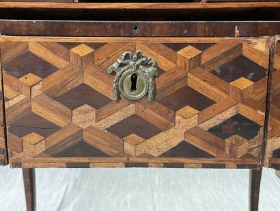Cylinder inlaid desk with cubes.
Louis XV...