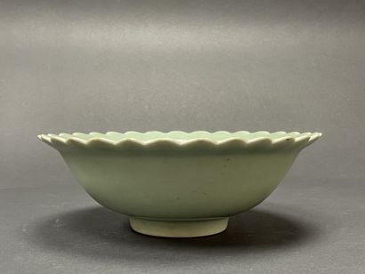 CHINA: Celadon porcelain bowl.
Qianlong stamp.
H:...