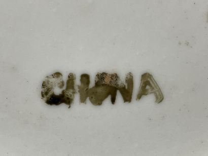 Pair of Chinese porcelain dishes, decorated...