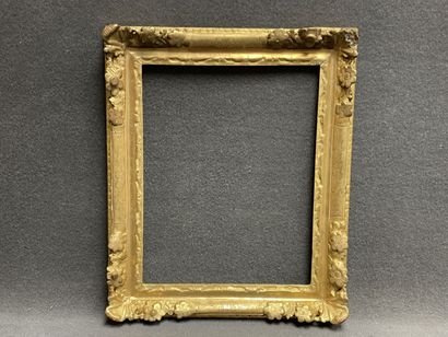 Wood and gilded stucco frame. 
Louis XV style.
Interior...