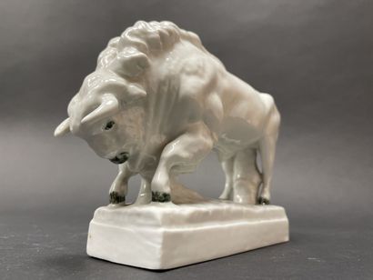 Manufacture ZSOLNAY. 
Bison en porcelaine....