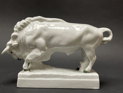 Manufacture ZSOLNAY. 
Bison en porcelaine....