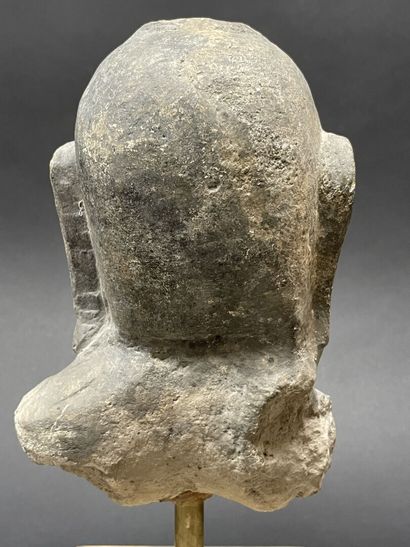 Ancienne tête de Bouddha.
Grès calcaire.
Birmanie...