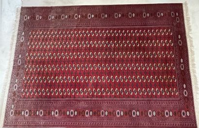 Large oriental rug. 
525 x 350 cm.