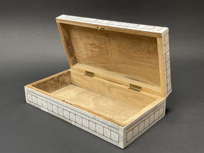 Coffret en marqueterie de nacre. 
10 x 38...