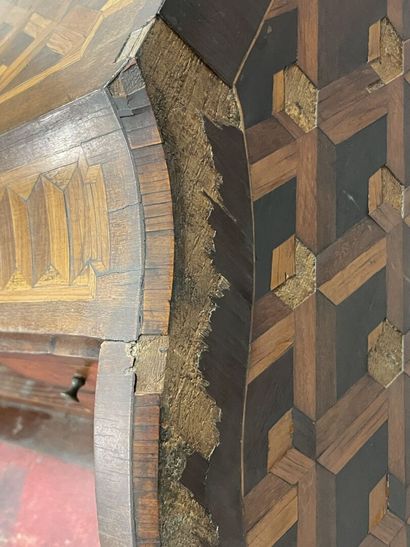 Cylinder inlaid desk with cubes.
Louis XV...