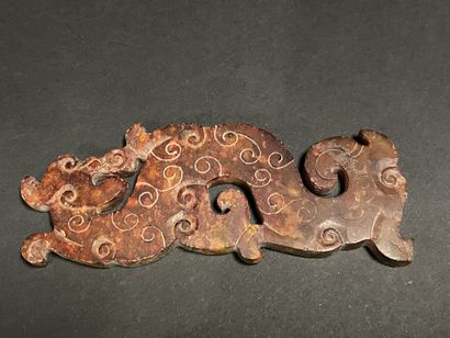 Dragon avec motifs de volutes incisés.
Néphrite...