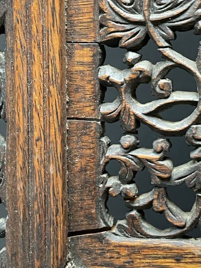 Ecran en bois sculpté, ajouré avec incrustations...