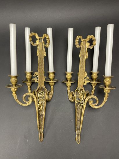 Paire d'appliques en bronze doré. à trois...