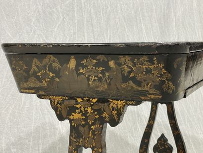 Worker in lacquered wood with Far Eastern...