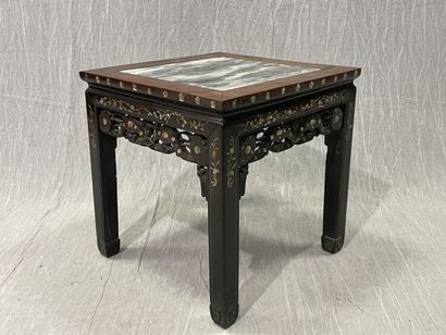 Petite table basse en bois exotique à incrustations...