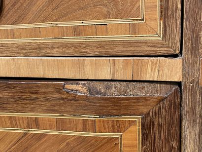 Straight desk with fluted sides, opening...