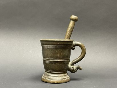 Flared apothecary mortar with concentric...