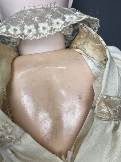 STEINER Beautiful closed-mouth doll, debossed...