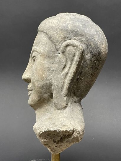 Ancienne tête de Bouddha.
Grès calcaire.
Birmanie...