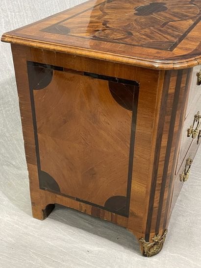 Rosewood-fringed chest of drawers, opening...