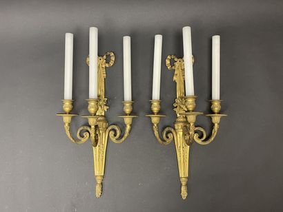 Paire d'appliques en bronze doré. à trois...