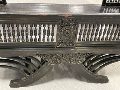 Black lacquered wood elephant-back palanquin
Black...