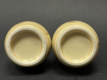 Paire de vases en faience de Satsuma.
Japon...