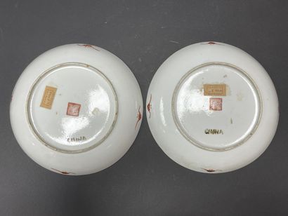 Pair of Chinese porcelain dishes, decorated...