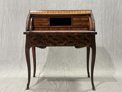 Cylinder inlaid desk with cubes.
Louis XV...