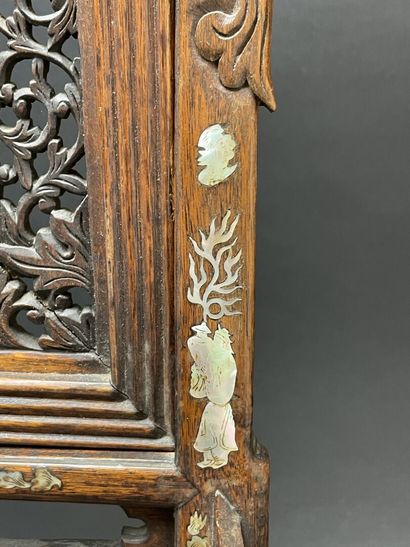 Ecran en bois sculpté, ajouré avec incrustations...