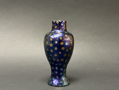 Manufacture ZSOLNAY. 
Petit vase en céramique,...