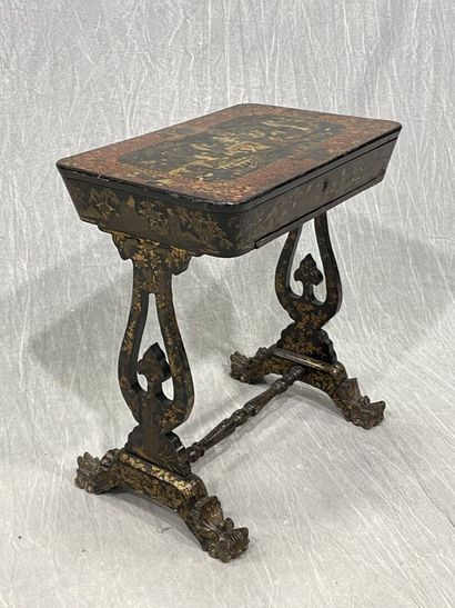 Worker in lacquered wood with Far Eastern...