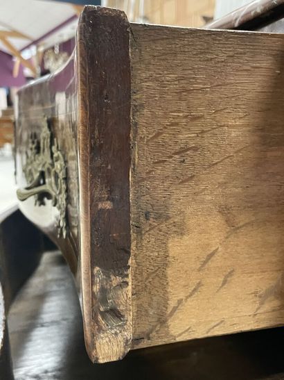 Chest of drawers with curved front, in rosewood...