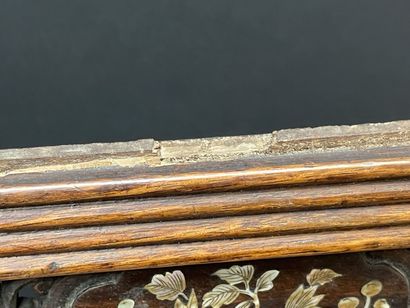 Ecran en bois sculpté, ajouré avec incrustations...